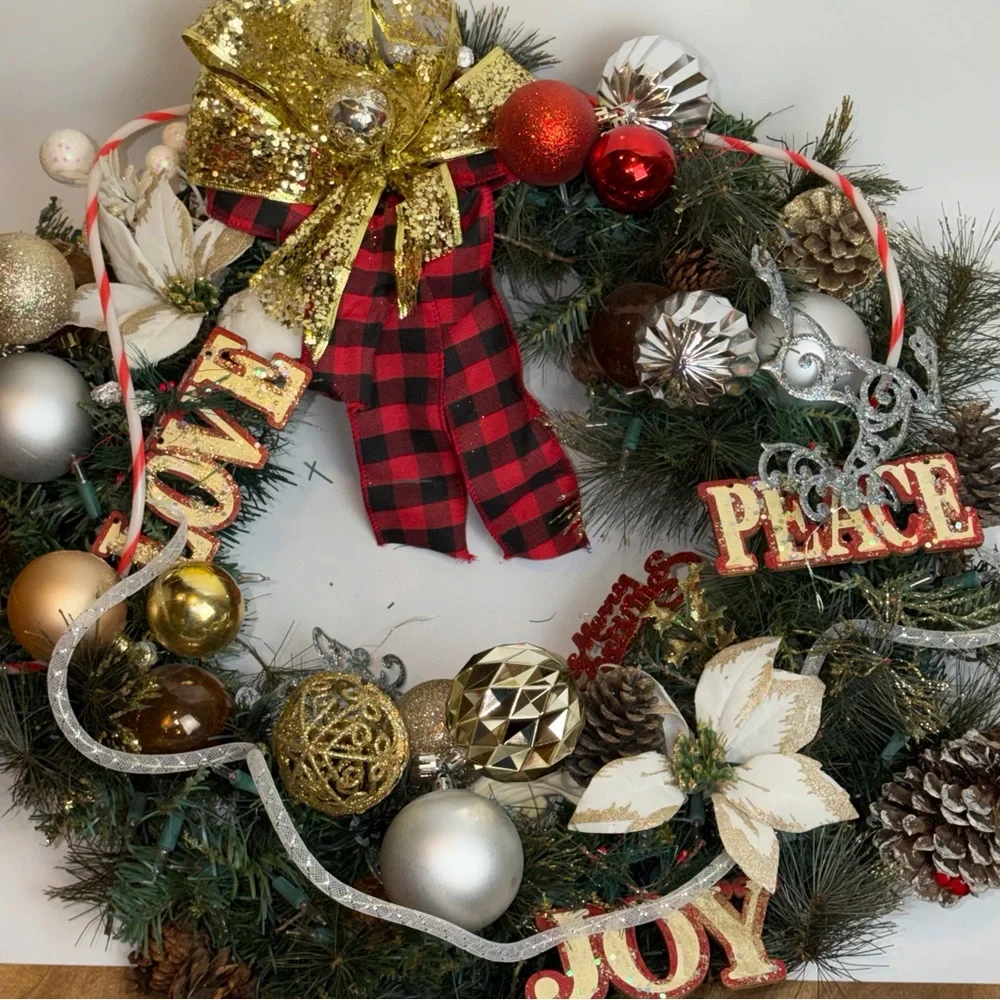 Festive Holiday Wreath with Gold and Red Accents